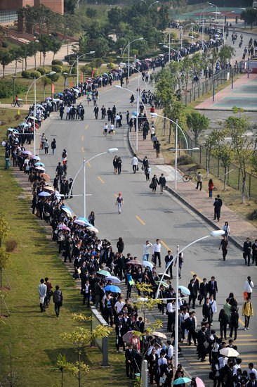 组图:广州举行高校招聘会 学生排队超1公里