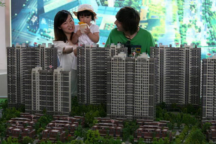 图文:一家人在购房大厅看房