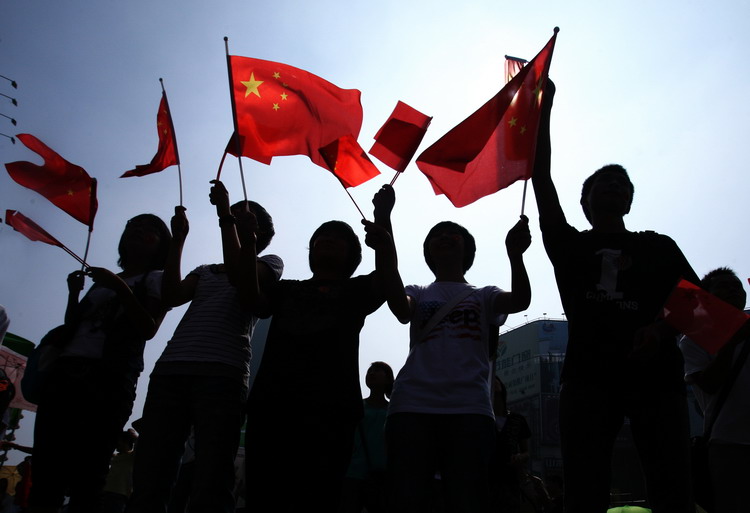 图文:学生们手持红旗庆祝祖国60岁生日