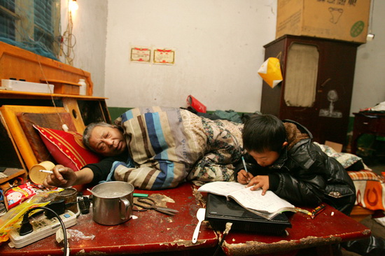 组图：日常生活类组照铜奖-7岁男子汉撑起1个家(2)