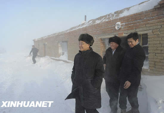 温家宝考察新疆雪灾地区(组图)