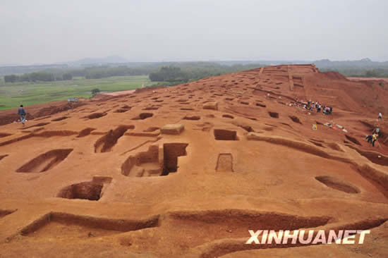 广州发现大型先秦古墓群出土千件文物(组图)