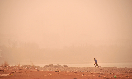 昨日傍晚,兰州市出现扬沙天气,漫天黄尘,看黄河岸边一片模糊