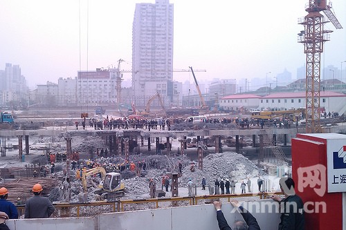 上海建筑工地发生坍塌事故致2死3伤(组图)