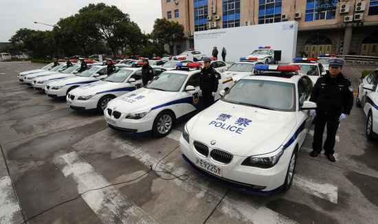 上海交警装配"宝马5系"警车护航世博