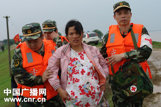 [组图]洪水围困村中 怀孕9月孕妇被成功解救