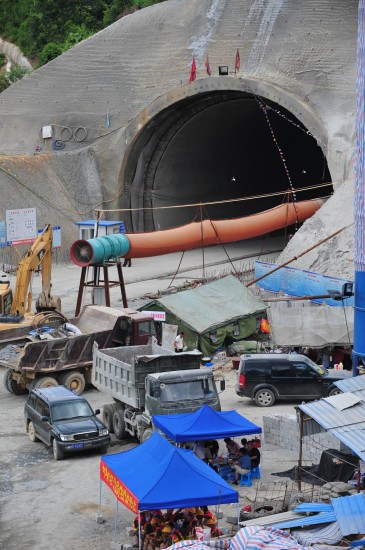 组图：广西宾阳发生坍塌事故隧道再次塌方