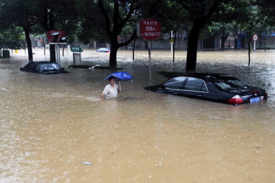 安徽安庆遭遇历史极值暴雨严重内涝(组图)