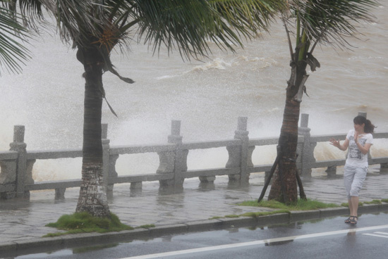 组图：台风灿都在广东吴川沿海登陆