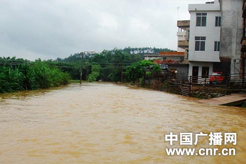 “灿都”携风带雨水漫公路（图）