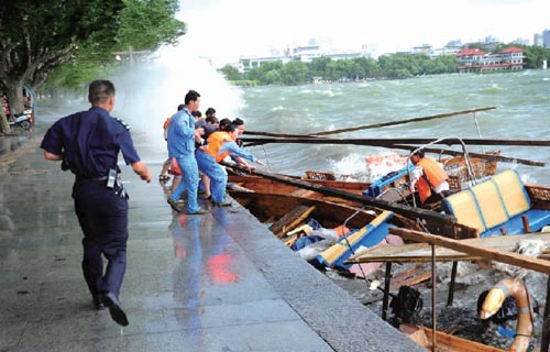 杭州遭遇狂风暴雨西湖掀大浪打翻手划船(图)