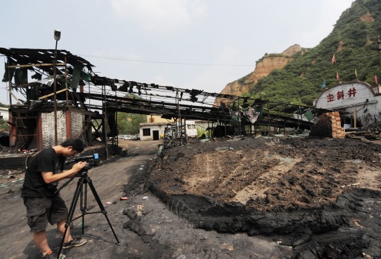 图文：一名记者在爆炸事故煤矿拍摄