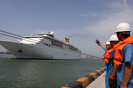 组图:两艘国际豪华邮轮首次同时靠抵天津港口