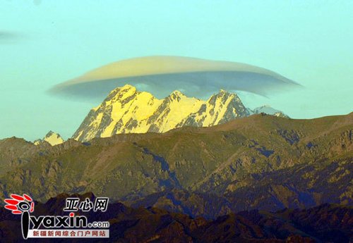 组图：新疆天山山脉最高峰上空出现帽子状云彩