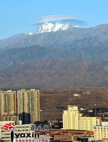 组图：新疆天山山脉最高峰上空出现帽子状云彩