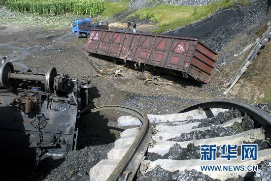 组图：黑龙江鹤岗铁路路基被冲垮致货车脱轨