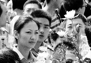 甘肃各界深切哀悼舟曲泥石流遇难同胞(组图)