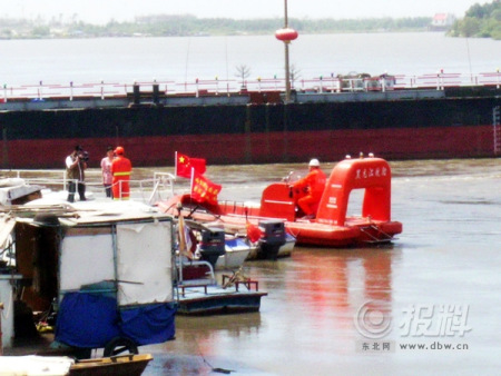 哈尔滨一艘渔船撞桥沉没4人失踪(组图)