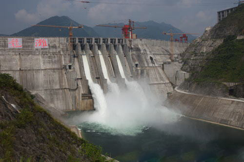 8月30日,龙滩水电站大坝飞瀑.