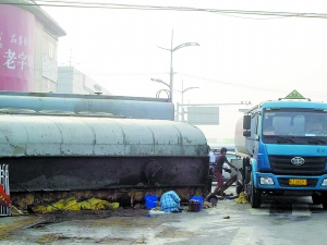 北京一辆油罐车与卡车相撞致柴油泄漏(图)