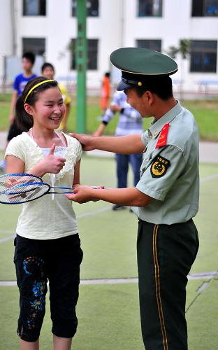 组图：武警淮北中队战士为特殊儿童送关爱
