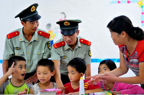 组图：武警淮北中队战士为特殊儿童送关爱