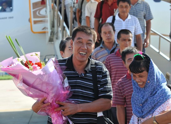 图文：中国政府接回被日方非法抓扣的14名渔民