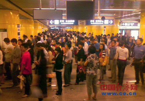 北京地铁4号线列车延误大量乘客滞留(组图)