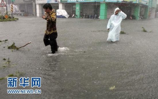 强风暴雨造成台湾74万户停电1.2万人撤离(组图)