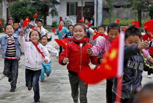 组图:留守儿童们欢快地迎接国庆节