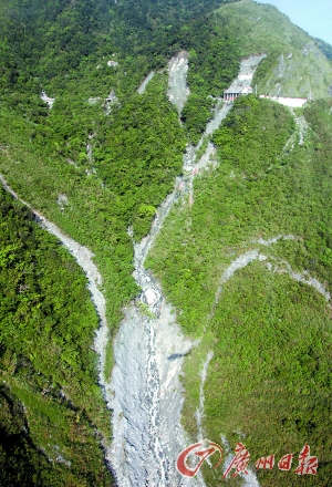 大陆失踪游客所乘大巴顶风雨上路遭质疑(图)