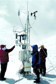 科学家在海拔6500米的珠峰东绒布冰川区垭口建起了世界海拔最高的气象观测站