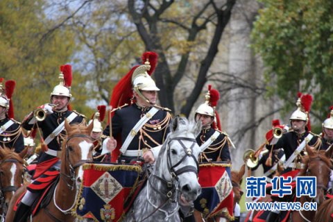 组图:法国共和国卫队盛装欢迎胡锦涛主席到访