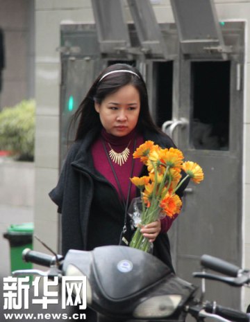 11月17日，一名市民来到上海胶州路火灾现场进行哀悼。