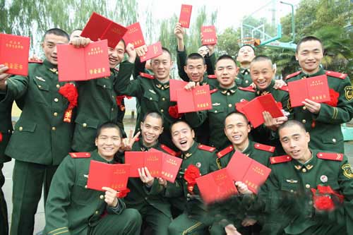 图文:湖北省教育厅为退伍老兵颁发毕业证书