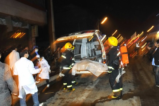 12月5日，救援人员在现场施救。新华社发(陈沛亮 摄)