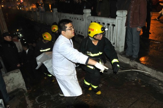 12月5日，救援人员在施救。新华社发(陈沛亮 摄)