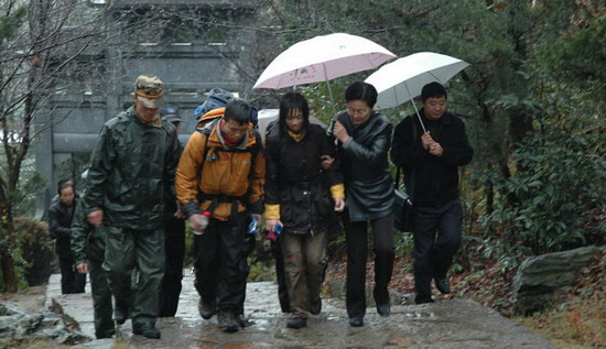 武警安徽总队黄山支队官兵在黄山景区搜救迷路大学生。