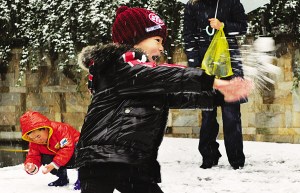 孩子们高兴地在雪地里打雪仗　本报通讯员　杨建正　摄