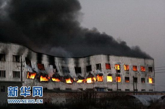 12月26日，浙江省台州市一家企业的仓库起火，升起滚滚浓烟。(潘侃俊 摄)