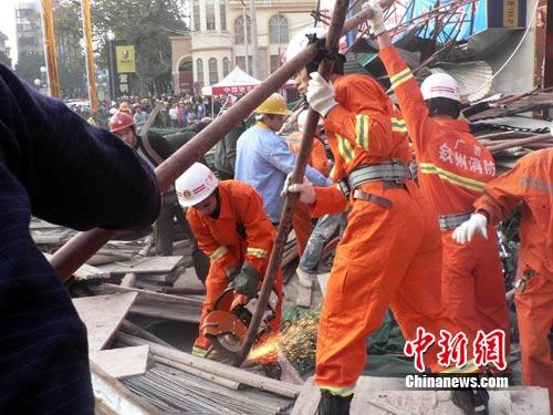 12月28日下午，广西钦州市南珠西大街泰禾集团综合大楼前的安全防护铁棚在施工过程中发生坍塌事故，造成1死7伤，多人被困。
