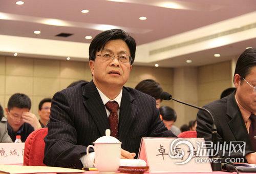 图:市人大常委会副主任卓高柱点评市外经贸局