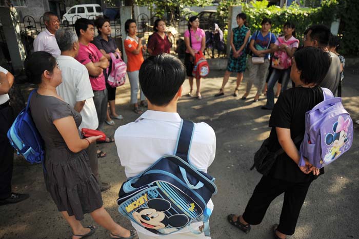 图文:学生家长聚集在门口抗议学校不公平做法