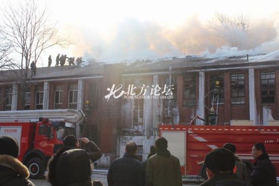 多辆消防车到天大灭火。网友供图