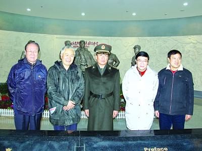 父辈青铜雕像前合影。左起:邓淮生、陈晓鲁、