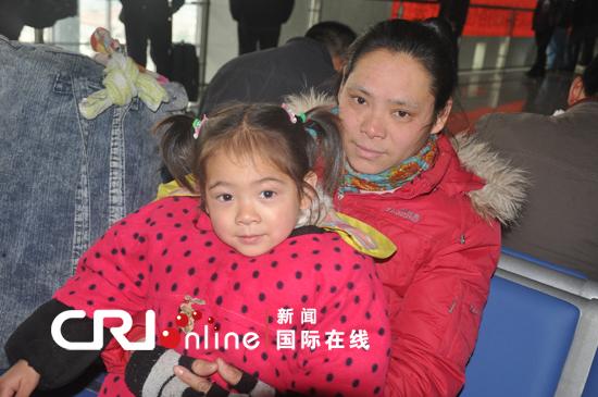 �����ڼ���˲���վ��һ��ĸŮ��Ծ�ͷ��¶���˼����ؼҵ�ϲ��֮��