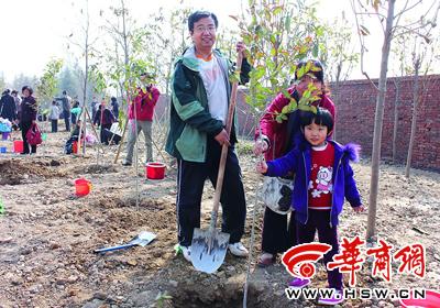 今天我生日带着全家来植树(图)