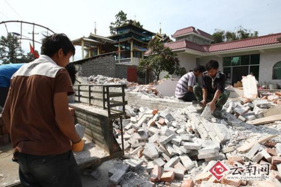 村民们自己动手废墟上建起新希望[组图]