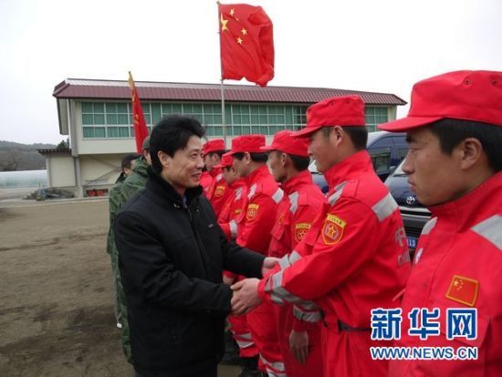 3月20日，在日本岩手县大船渡地震海啸灾区的中国国际救援队驻地内，中国驻札幌总领事馆胡胜才总领事（左）与中国国际救援队队员握手告别。新华社记者刘华摄