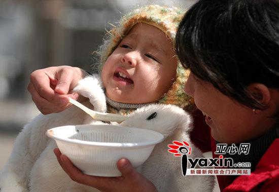 新疆乌鲁木齐市一社区春分时节支大锅诺鲁孜饭飘香(图)